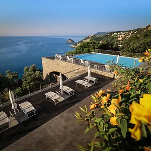 dominio-mare-resort-spa.hotelitalianriviera.com/